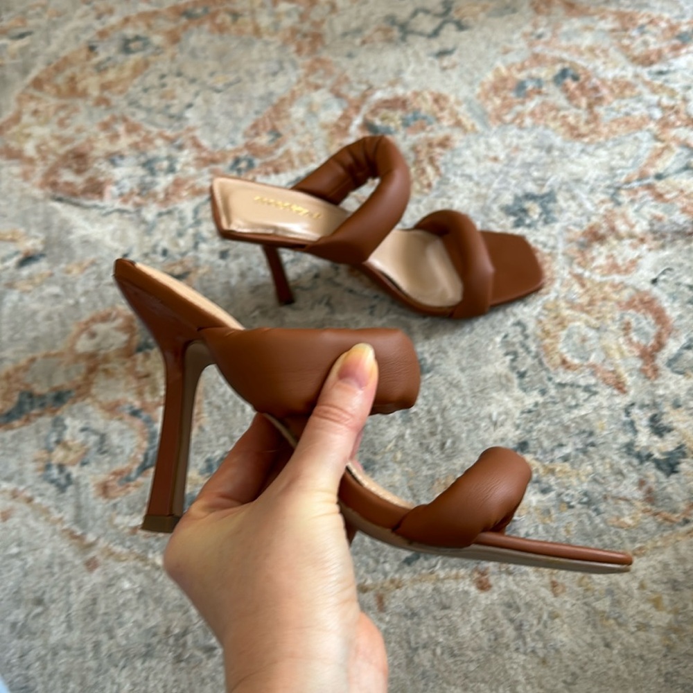Shoe Dazzle Brown Sandals, Size 6,5 Puffy Straps Heels Square Toe Caramel Shoe